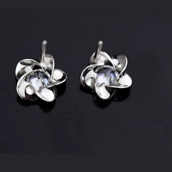 💙💎💲FIRM🛍➕BUNDLE➕🛍4 DISCOUNT! TINY CZ🌸FLOWERS - Picture 5 of 8